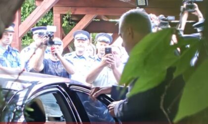 Kratko se obratio okupljenim pristalicama: Policija sprovela Miličevića iz kuće VIDEO
