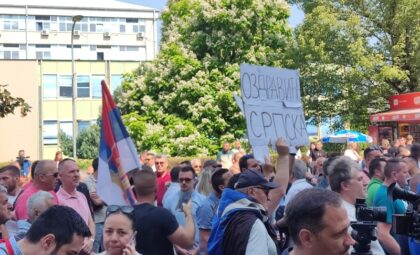 “Bajiću, čuješ li”: Ispred Okružnog suda u Banjaluci pustili snimak o “dva papka VIDEO