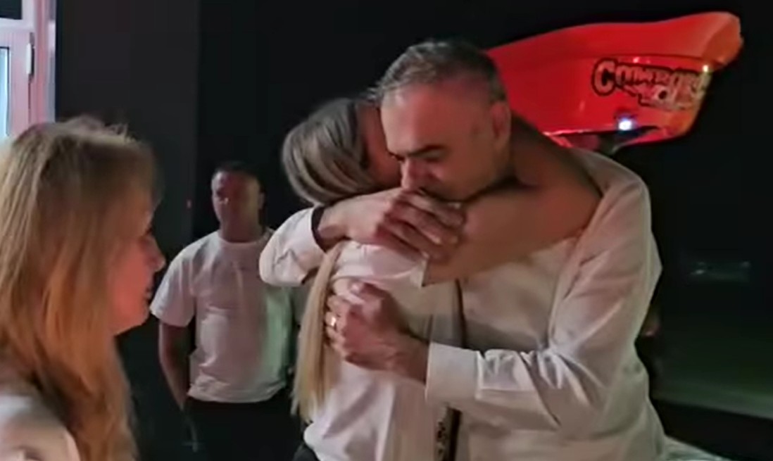 Eksplozija emocija: Teslićani dočekali Miličevića uz vatromet, baklje i pjesmu VIDEO
