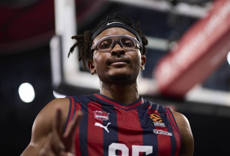 Specifičan imidž: Zašto Čima Moneke nosi naočare na terenu?