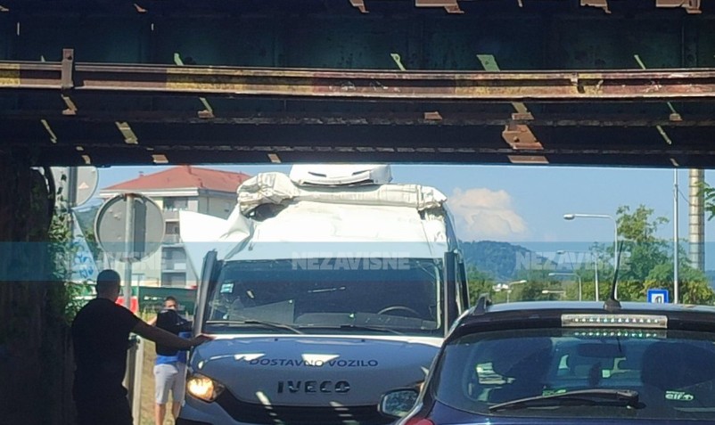 Vozač se preračunao: Kombi ponovo udario u nadvožnjak u Banjaluci FOTO