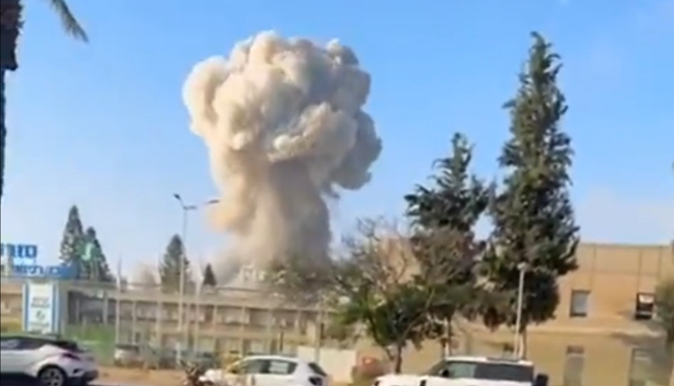 Jeziva scena: Iranska raketa pogađa bolnicu u Izraelu VIDEO