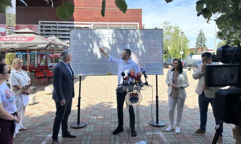 Ninković ispred Gradskog olimpijskog bazena: Gdje je novac od kredita i grantova?!