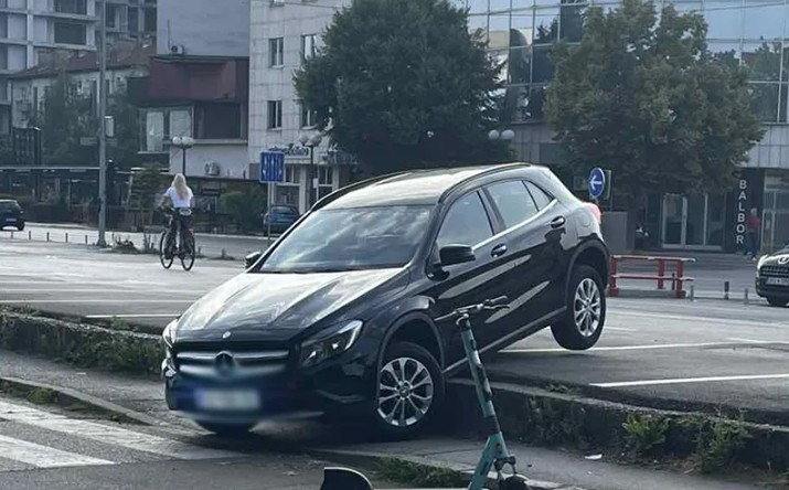 Neobična scena u Banjaluci: Automobil “visi” preko ivice parkinga
