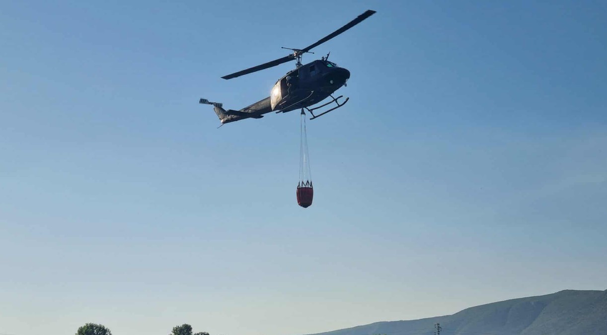 Požar u Grudama i dalje aktivan: Na terenu helikopter Oružanih snaga