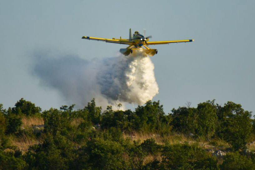 Požar kod Šibenika: Vatru gasi 27 vatrogasaca sa 11 vozila FOTO
