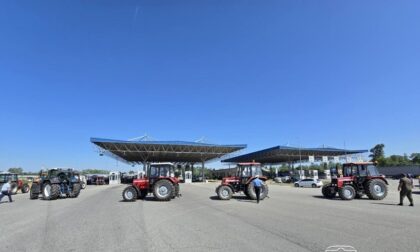 Počeo protest: Poljoprivrednici traktorima blokirali carinski terminal “Rača” VIDEO
