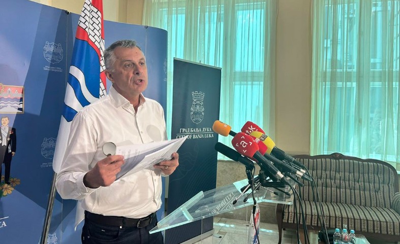 Radojičić pokazao kakav materijal su dobili odbornici: Donio sam lupu FOTO