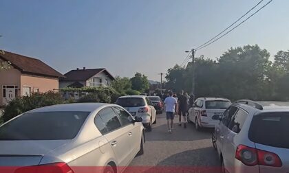 Situacija u Tesliću se ne smiruje: Blokiran put u blizini kuće Milana Miličevića VIDEO