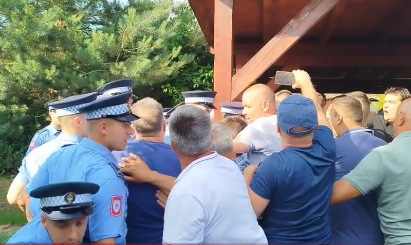 Drama ispred kuće Milana Miličevića: Pristalice SDS-a u naguravanju sa policijom VIDEO