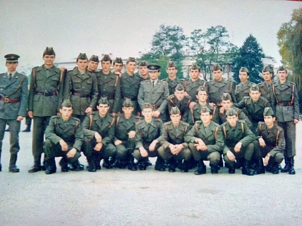 Jedna pjesma ih je pratila do kasarne: Ovako su nekada izgledali ispraćaju u vojsku VIDEO