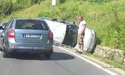 Nastao saobraćajni kolaps: Nakon sudara dva automobila završila u kanalu