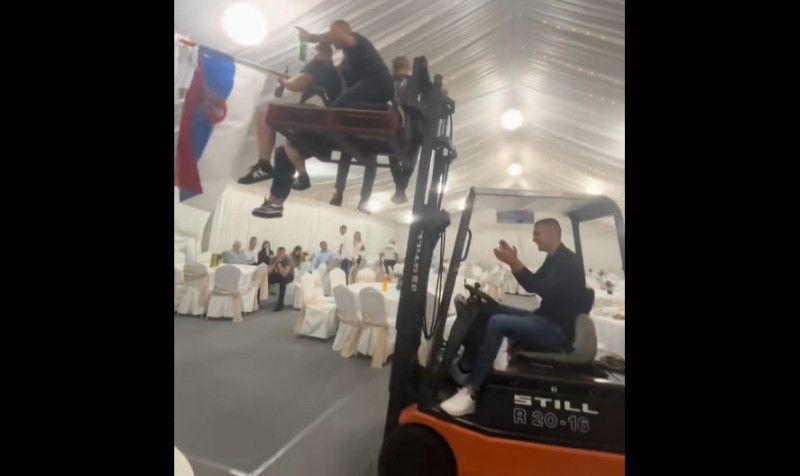 Luda kuća! Ulazak na svadbu na viljuškaru region ne pamti VIDEO