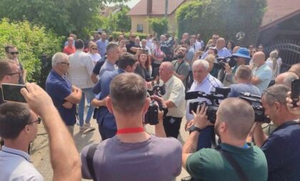 Pogledajte kakvo je stanje u Tesliću: Gužva ispred kuće Milana Miličevića FOTO/VIDEO