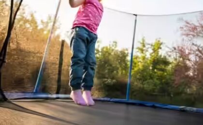 Skakala na trampolini: Djevojčica (2) preminula od strujnog udara