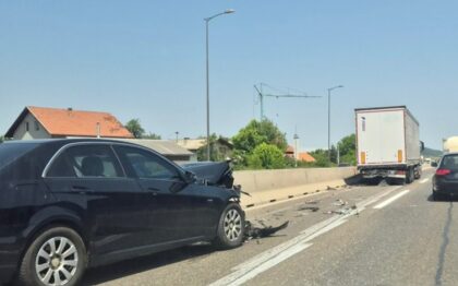 Udes na brzoj cesti kod Banjaluke: “Mercedesom” se zabio u prikolicu kamiona