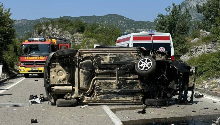 Teška nesreća: Poginula žena, vozač teško povrijeđen