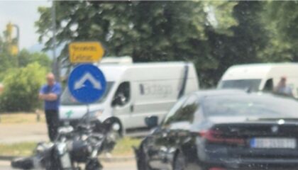 Udes u Banjaluci: Sudar motora i automobila u kružnom toku VIDEO