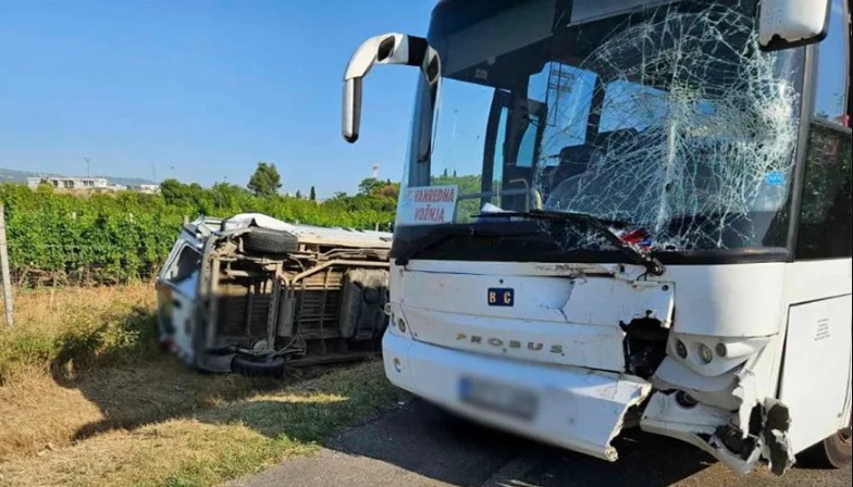 Nezgoda na ulazu u Mostar: Sudarili se autobus i kombi FOTO