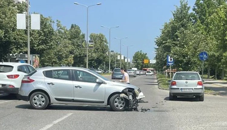 Još jedan udes u Banjaluci: Sudar dva vozila, saobraćaj usporen