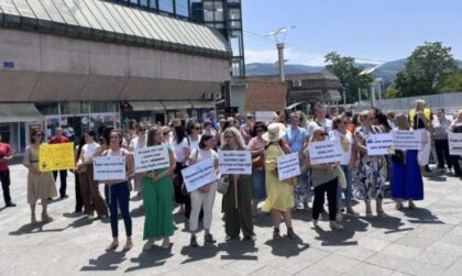 Traže povećanje plata: Protest radnika banjalučkih vrtića FOTO