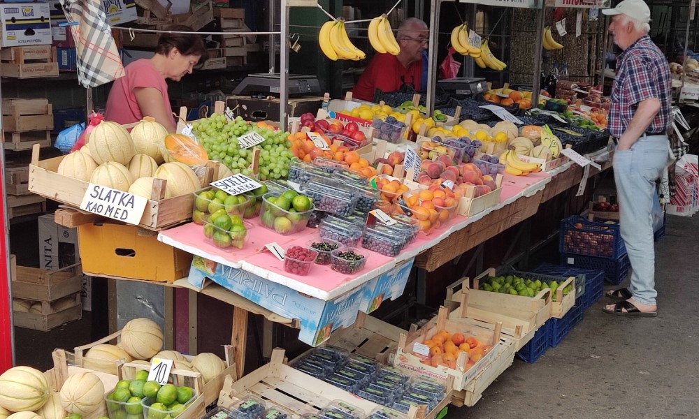 Velika ponuda sezonskog voća i povrća: Evo kakve su cijene na banjalučkoj “Tržnici”