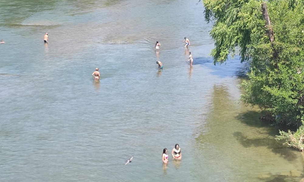 Banjalučani se rashlađuju: Velika vrućina izmamila brojne kupače na Vrbas