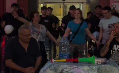 Ni Felini, ni Kusturica već Zaječar! Policija ne da u zgradu, opozicija van nje, a građani igraju kolo VIDEO