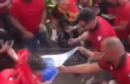 Sramotne scene u Tirani! Albanci rastrgli zastavu Srbije uoči meča s Orlovima VIDEO