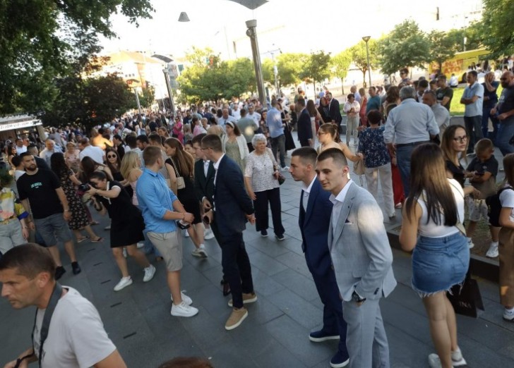 Apsolventsko veče u Banjaluci: Studentima najveća želja da se zaposle VIDEO