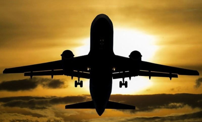 Pijani muškarac pokušao otvoriti vrata aviona u letu, sin preklinjao: “To je moj tata” VIDEO