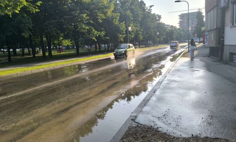 Nadležni apeluju, infrastruktura “ne sluša”: U ovoj banjalučkoj ulici vode ne manjka