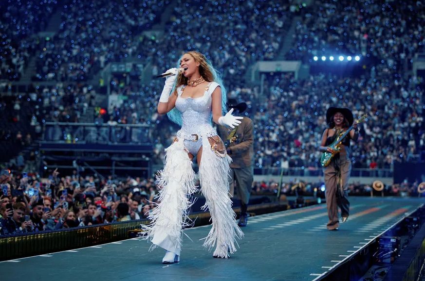 Obožavaoci kritikuju Bijonse zbog majice na kojoj se Indijanci nazivaju neprijateljima FOTO