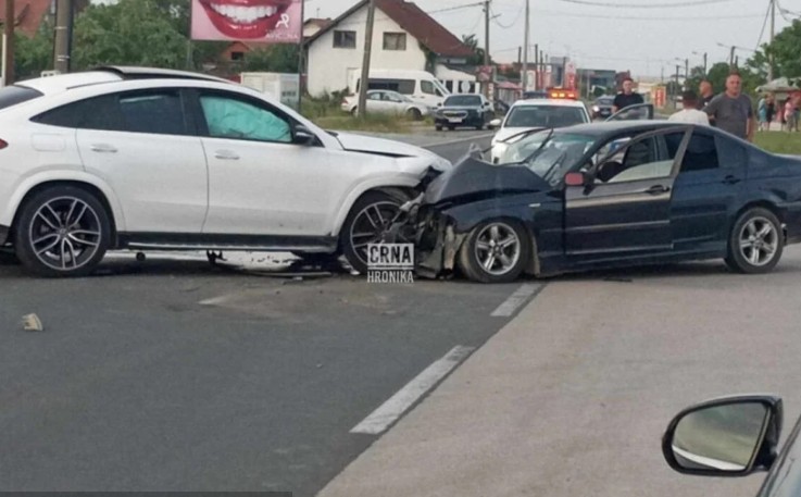 Teška saobraćajna nesreća kod Brčkog: Dva automobila uništena, jedna osoba povrijeđena