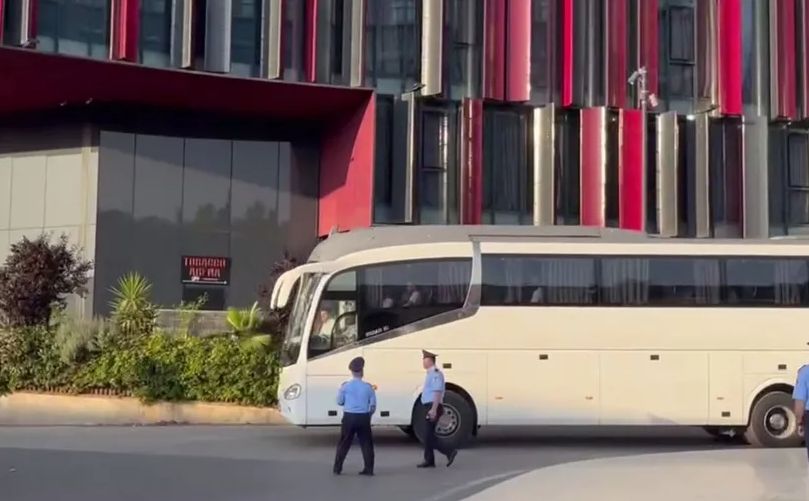 Pogledajte dolazak fudbalera Srbije na meč sa Albanijom i kako su dočekani ispred stadiona VIDEO