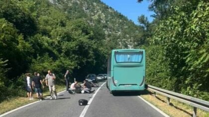 Teška soabraćajna nesreća u BiH: Motociklista podletio pod autobus