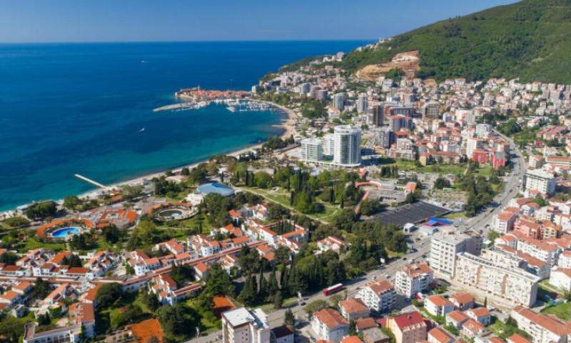 Ljeto – dobra prilika za zaradu: Evo kolike su plate za sezonske radnike na crnogorskom primorju