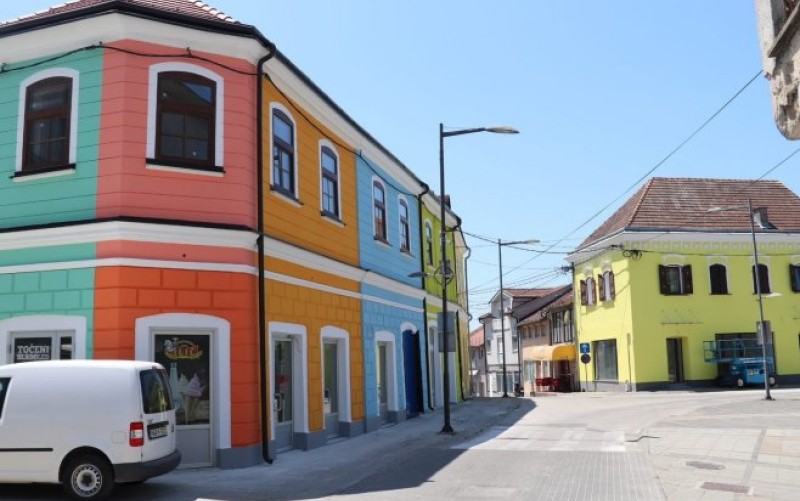 Zgradama vraćen stari sjaj: Trg u Derventi u novom ruhu