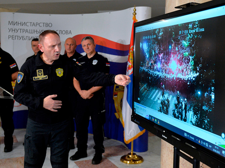Direktor policije Srbije: Povrijeđeno šest policajaca, ima i povrijeđenih građana VIDEO