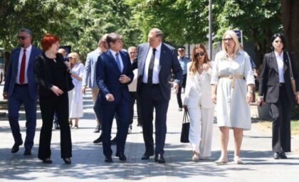 Opušteno u Banjaluci: Dodik, Blagojević i Cvijanovićeva porošetali Gospodskom ulicom FOTO