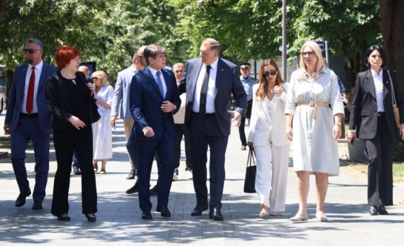 Opušteno u Banjaluci: Dodik, Blagojević i Cvijanovićeva porošetali Gospodskom ulicom FOTO
