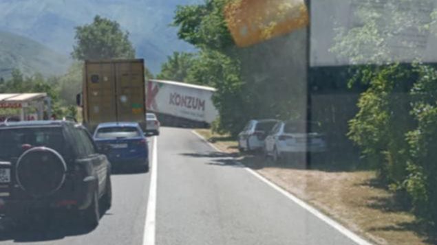 Kolaps kod Mostara: Zaglavljeni u kolonama na velikim vrućinama VIDEO