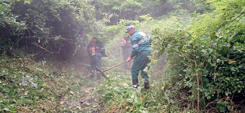 Ekipe na terenu: Košenje igrališta u Trapistima i potoka Podstranac