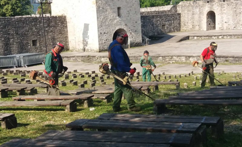 Banjaluke se sređuje: Košenje i uređenje javnih površina na više lokacija