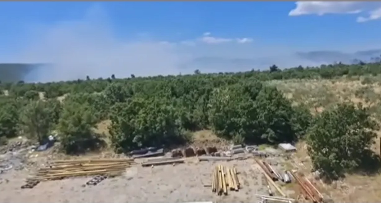 Dronovi na terenu: Bukti požar u Ljubuškom, gašenje vatre otežava jak vjetar VIDEO