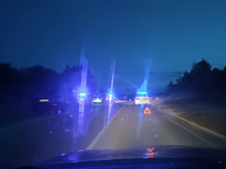 Policija na terenu: Težak udes na Manjači, smrskan automobil