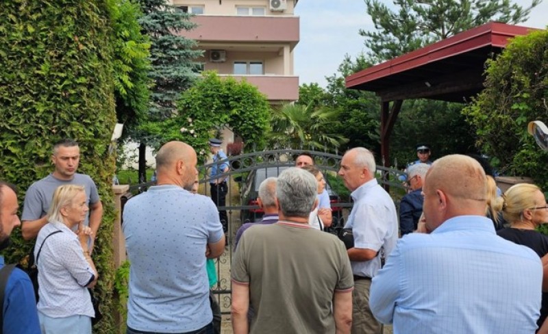 Da li je lider SDS-a priveden ili nije: Još uvijek traju pretresi u Miličevićevoj kući VIDEO