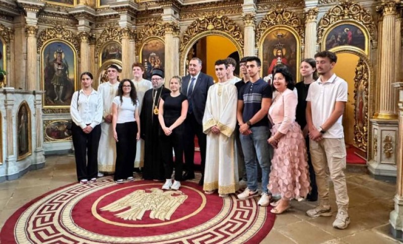 Lider Srpske u Budimpešti: Dodik posjetio djecu koja pohađaju srpsku školu FOTO