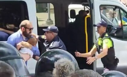 Tuku sveštenika i hapse roditelje sa djecom: Policija udarila na protivnike LGBT parade VIDEO