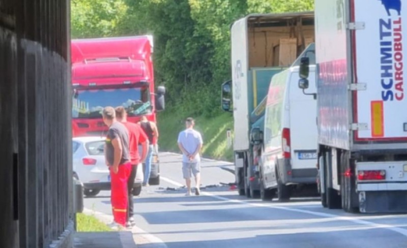Nesreća u ovom dijelu BiH: Težak sudar kamiona i automobila, nastale velike gužve